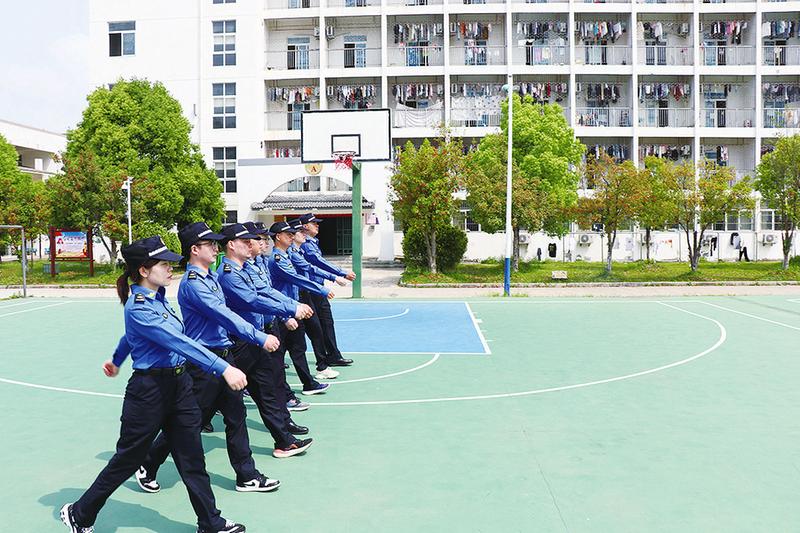 开展军事训练 提升城管形象