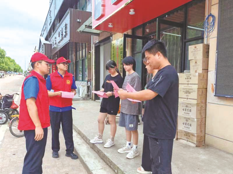 集中区组织志愿者开展暑期防溺水安全宣传志愿服务活动